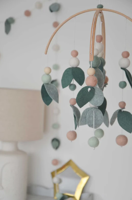Mobile Montessori feuillage Vert & rose – Image 3