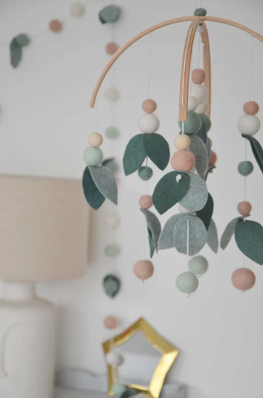 Mobile Montessori feuillage Vert & rose – Image 5
