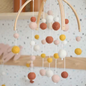 Mobile Montessori Jaune moutarde & terracotta